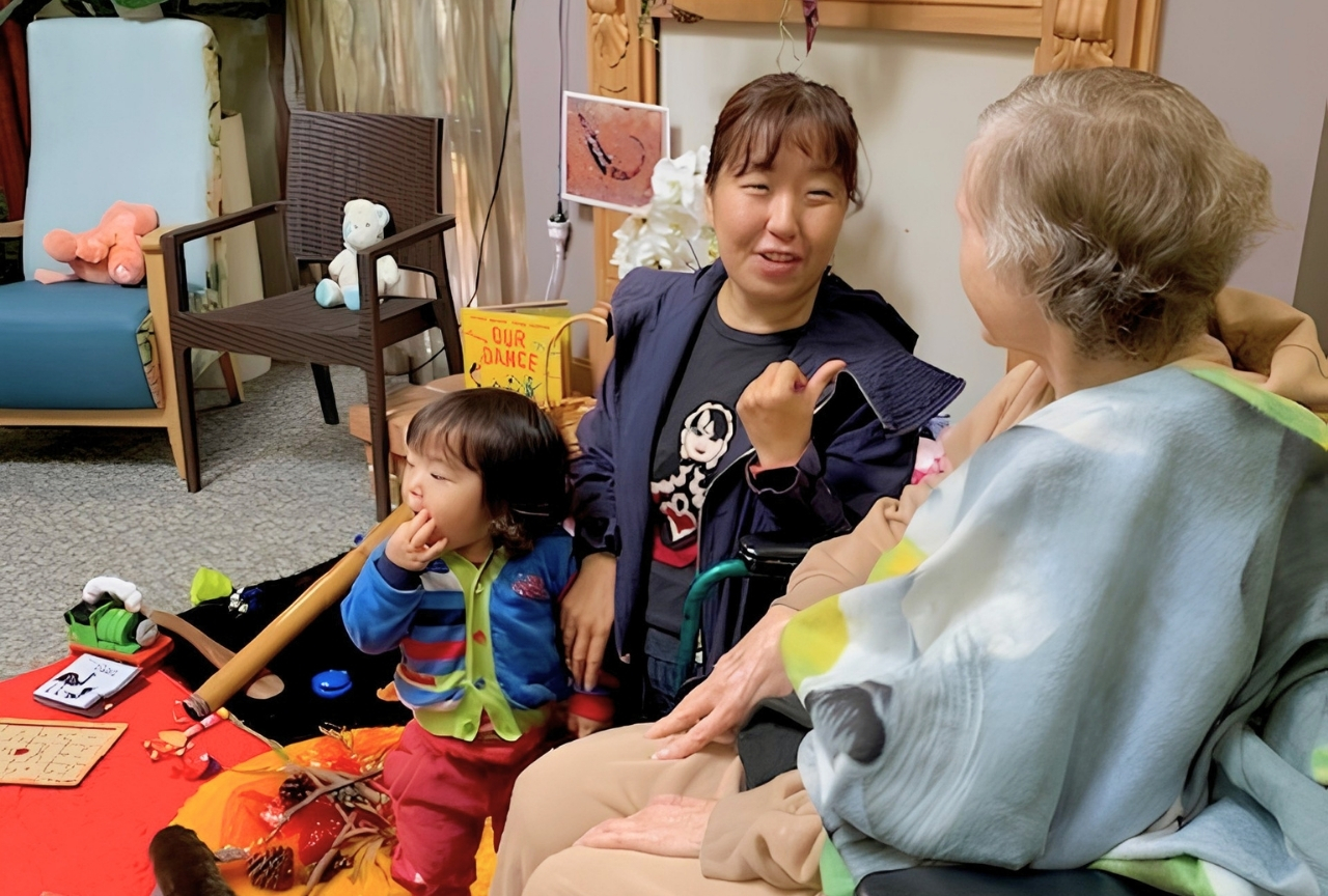 Sumie with a toddler and an aged care resident during a Playing Around the World intergenerational visit